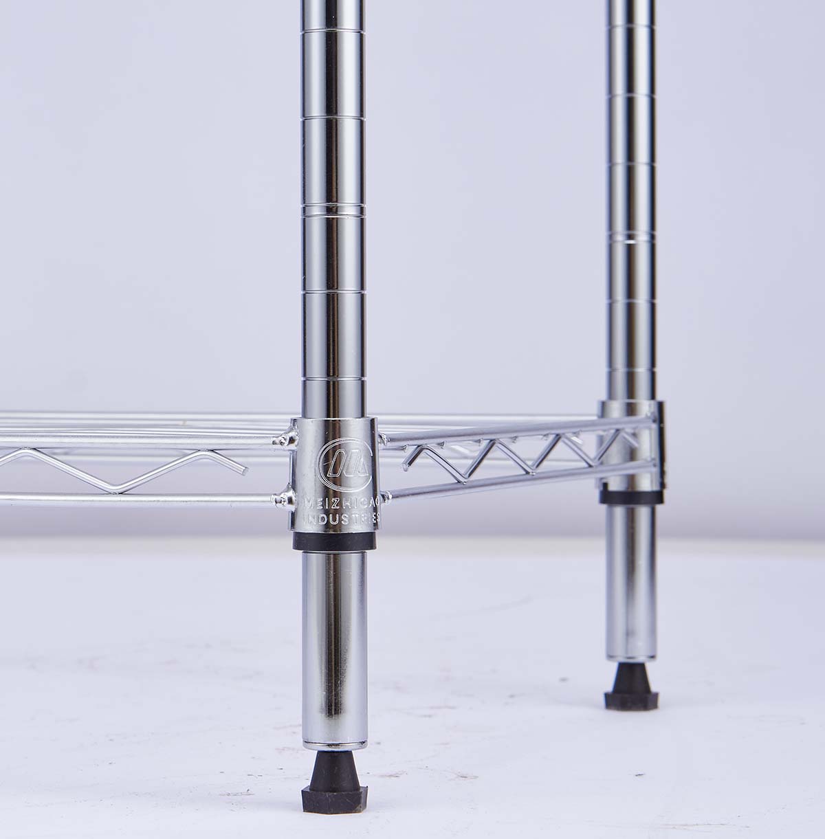 How do heavy ordinary shelves in warehouses store goods?wire storage rack with baskets