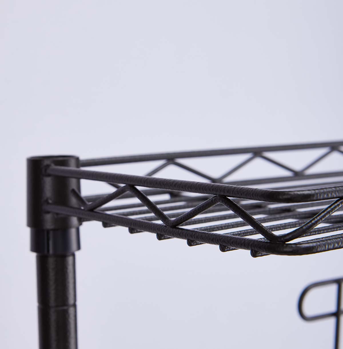 Why is it often emphasized that enterprises should actively cooperate with shelf manufacturers when 